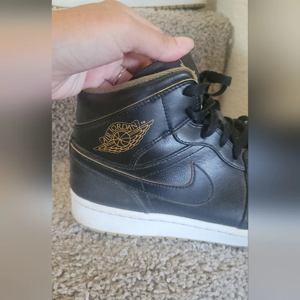 Nike Air Jordan 1 Mid Black Gold White Men Size 9.5